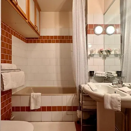 Vintage Chic In Le Marais Apartment *